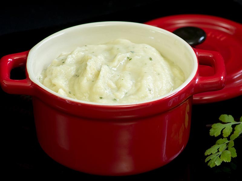 Cremiges Selleriepüree als Low-Carb-Beilage – feines Püree aus Knollensellerie mit Butter und Gewürzen, perfekt für die ketogene Ernährung.