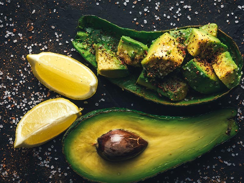 Halbierte Avocado mit Zitronensaft und grobem Meersalz – gesunder Snack, reich an guten Fetten, Vitaminen und perfekt für ketogenen-Ernährung.